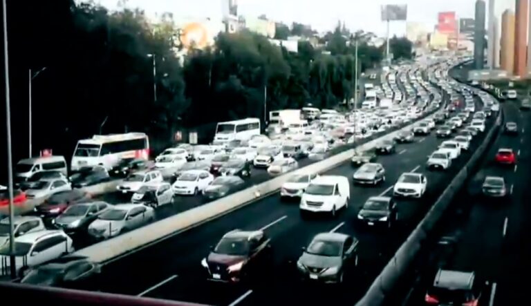 Más de 20 horas cerrada... todavía sigue con 10 km de fila