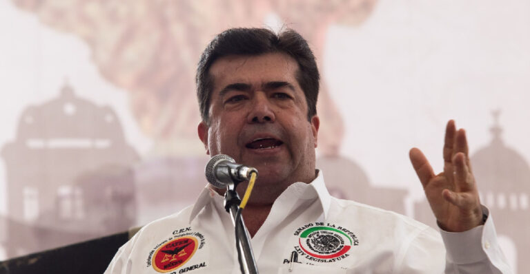 Diputado Pedro Haces amenaza con iniciativa para "regular" propinas: "Tenemos que regular todo"