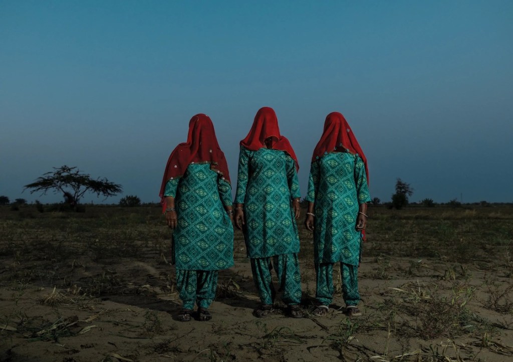 Las hermanas Shaheeda, Sabira y Kammo Khatun de fe musulmana, decidieron cubrirse el rostro con sus chales para la foto.