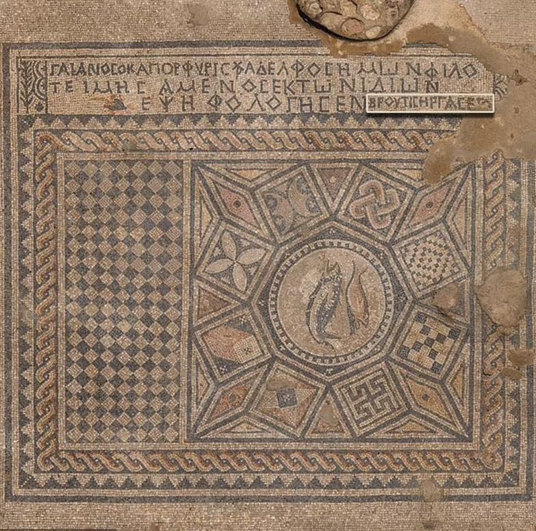 El mosaico de Megiddo (en la fotografía) fue desenterrado durante la ampliación de una prisión de alta seguridad en Israel. El mosaico tenía una inscripción en la parte superior (en la fotografía) que decía: "El dios amante Akeptous ha ofrecido la mesa a Dios Jesucristo como un memorial".