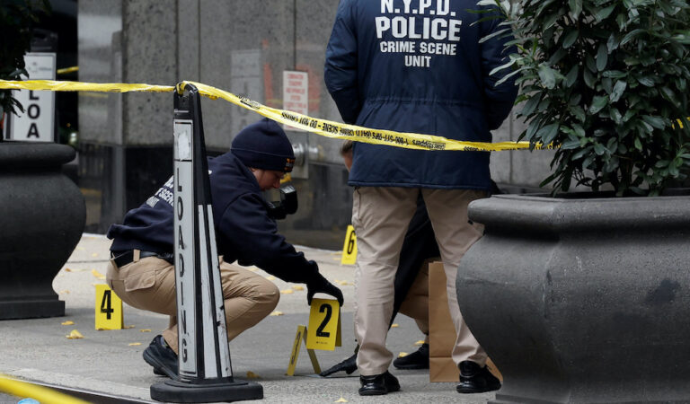 Asesinan al CEO de UnitedHealthcare, la principal aseguradora de Estados Unidos