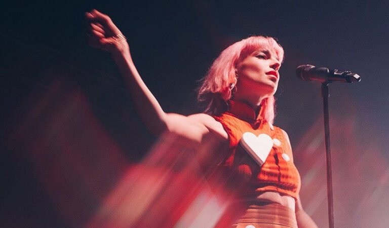 Flore Benguigui, ex vocalista de L’Impératrice, da más detalles del porqué dejó la banda Flore Benguigui, ex vocalista de L’Impératrice, da más detalles del porqué dejó la banda