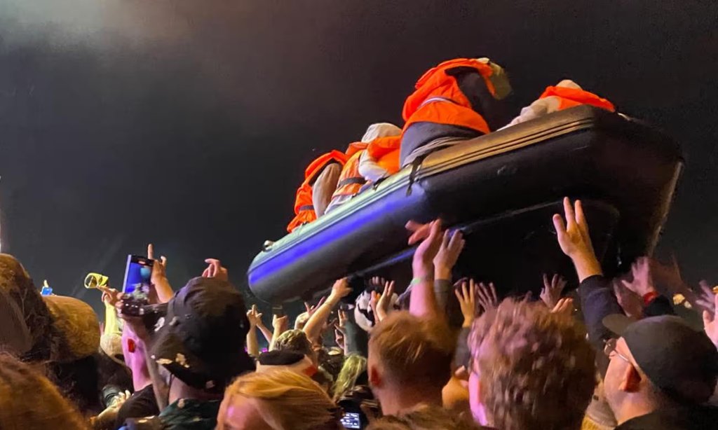La sorpresiva y poderosa intervención de Banksy en Glastonbury 2024