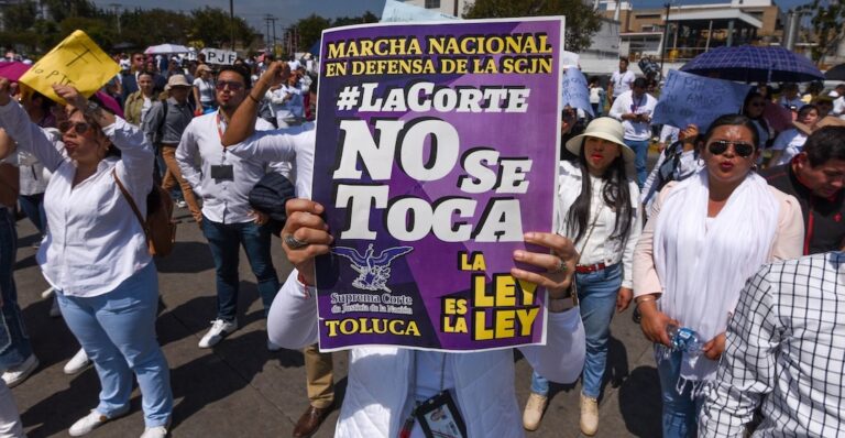 Suspenden a jueza que ordenó bajar reforma judicial