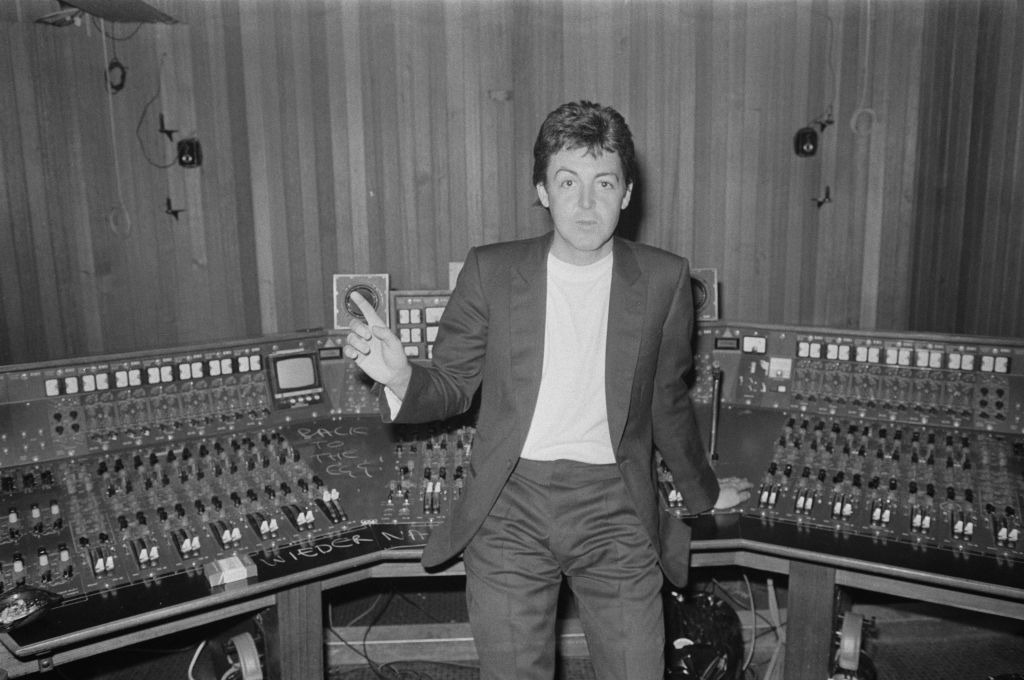 La historia de "Wonderful Christmastime", la curiosa canción navideña de Paul McCartney