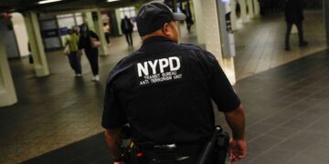 Mujer es quemada viva en Metro de Nueva York; detienen a presunto responsable