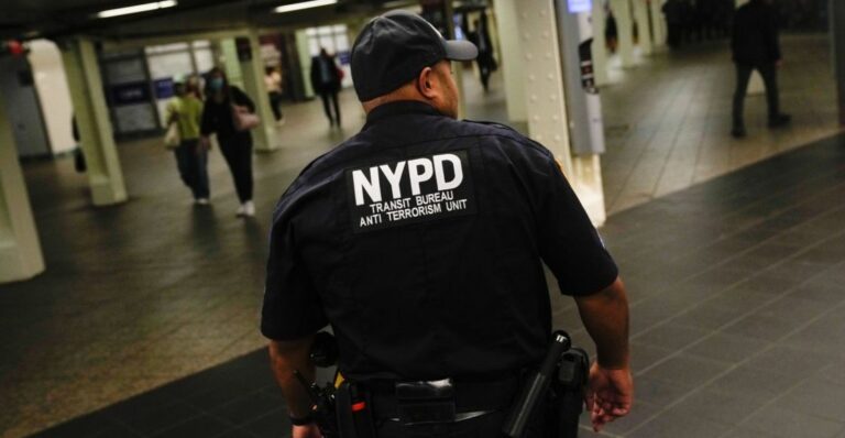 Mujer es quemada viva en Metro de Nueva York; detienen a presunto responsable