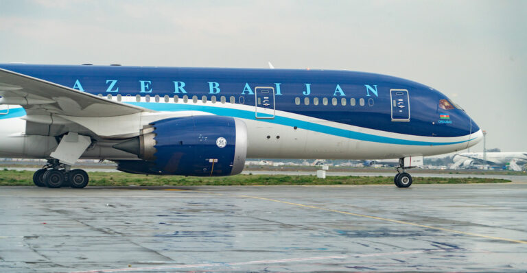 Avión de Azerbaiján Airlines cayó por "interferencia externa", apunta investigación