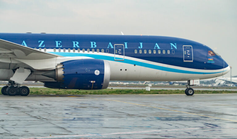 Avión de Azerbaiján Airlines cayó por “interferencia externa”, apunta investigación