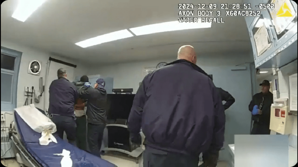 Robert Brooks: Videos exhiben golpiza de policías de Nueva York contra un recluso