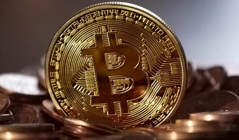 Bitcoin alcanza los $100.000 dólares por primera vez