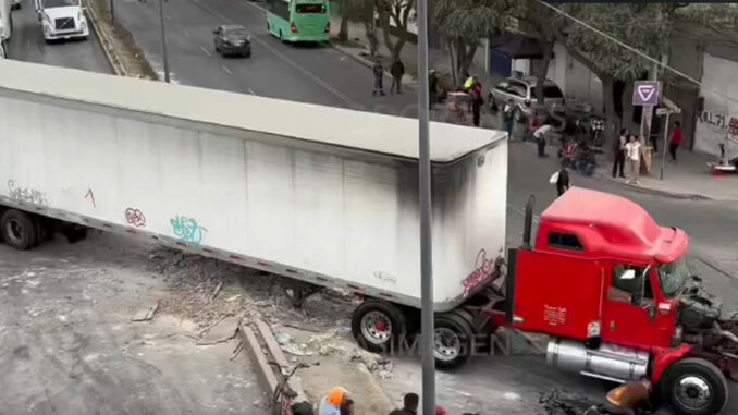 Conductor por su desesperación de salir del bloqueo vial en Río de los Remedios perfora tanque de diésel de su tráiler – Chilangadas