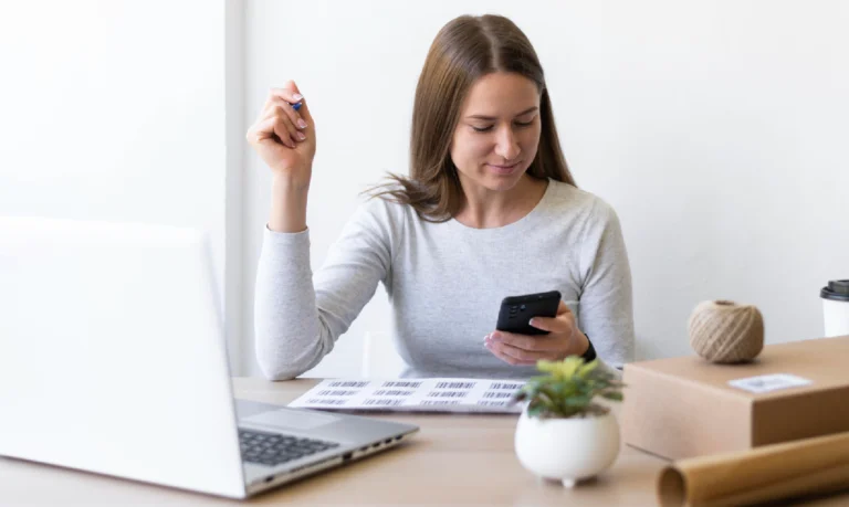 Contasimple, el programa online de facturación que rellena el modelo 303 automáticamente y digitaliza el control de la jornada laboral
