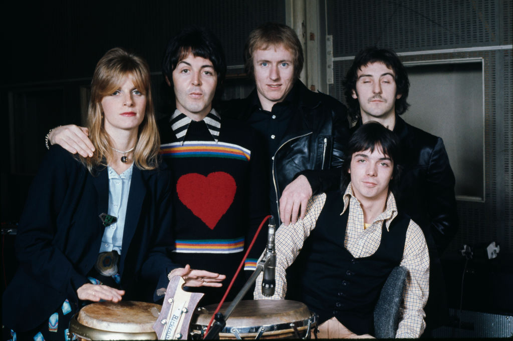 La historia de "Wonderful Christmastime", la curiosa canción navideña de Paul McCartney