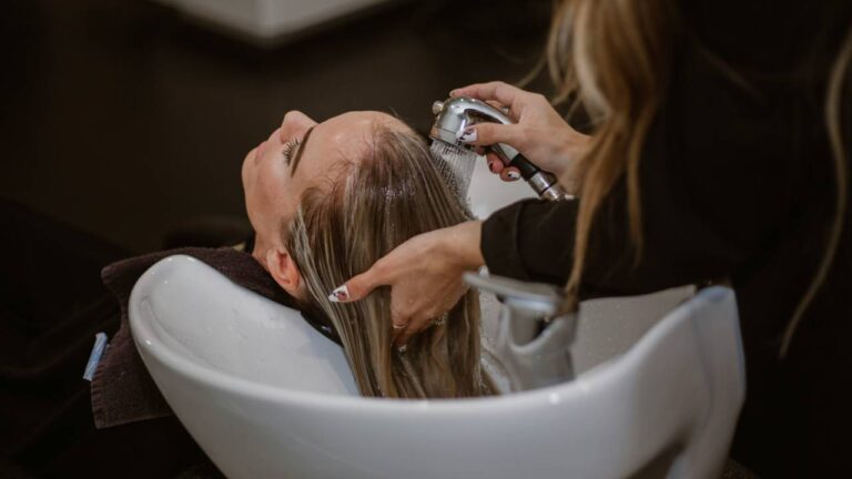 Lavarse en cabello en el salón de belleza puede ser un riesgo para la salud