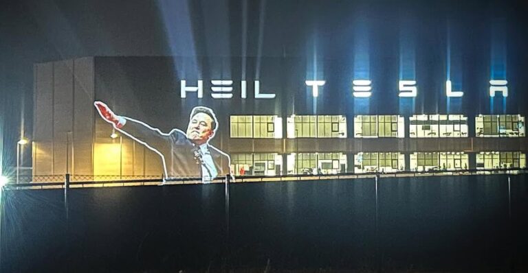 Activistas proyectan saludo de Elon Musk en gigafábrica Tesla de Alemania