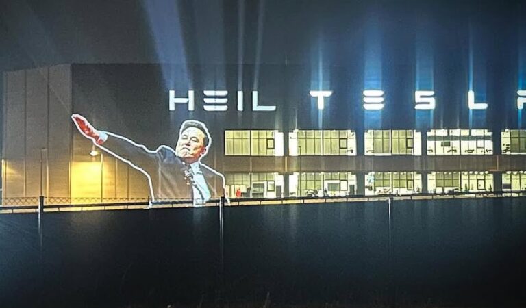 Activistas proyectan saludo de Elon Musk en gigafábrica Tesla de Alemania