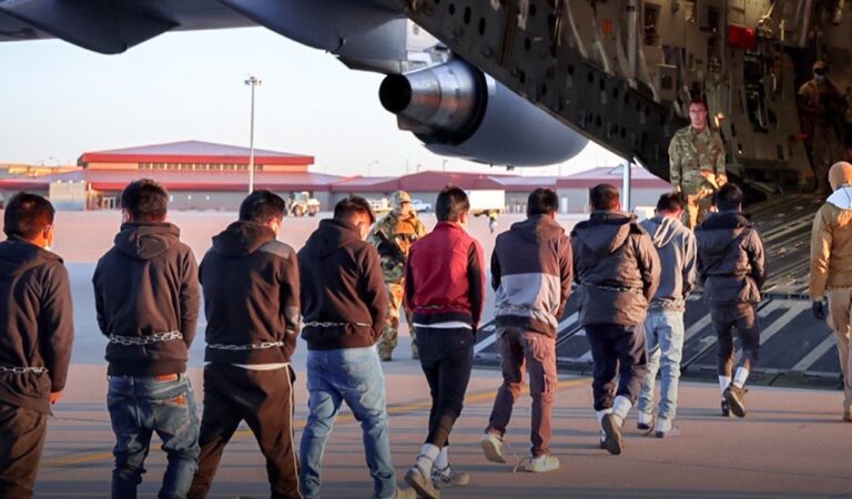 SEGOB dice que no negó permiso para que avión con deportados sobrevolara por país  