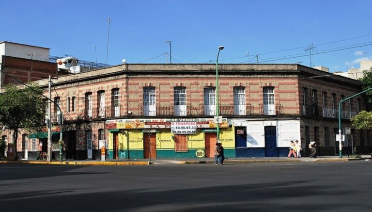 A todo esto ¿quiénes son los doctores de la colonia doctores?