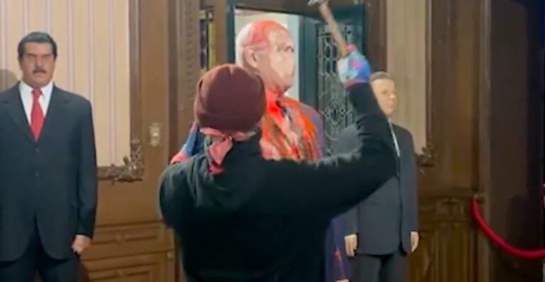 Activista destruye figura de Benjamin Netanyahu en Museo de Cera de la CDMX