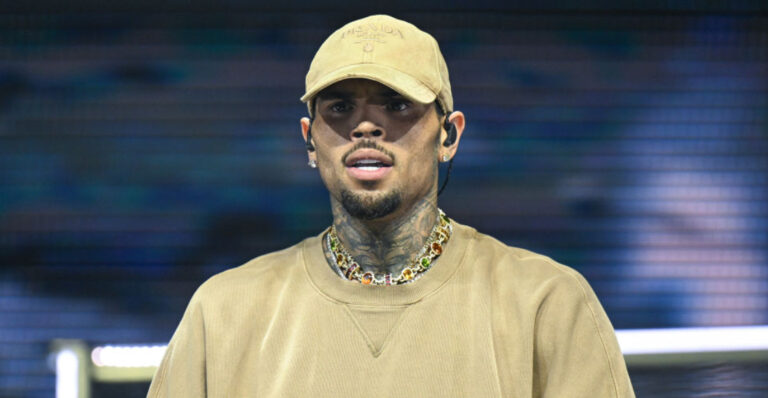 Chris Brown demanda a Warner Bros Discovery por 500 millones de dólares