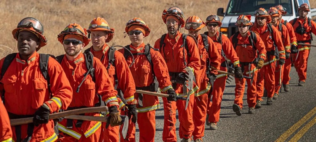 Desplegaron casi 800 bomberos encarcelados para combatir los incendios forestales de Los Ángeles 1 Desplegaron casi 800 bomberos encarcelados para combatir los incendios forestales de Los Ángeles