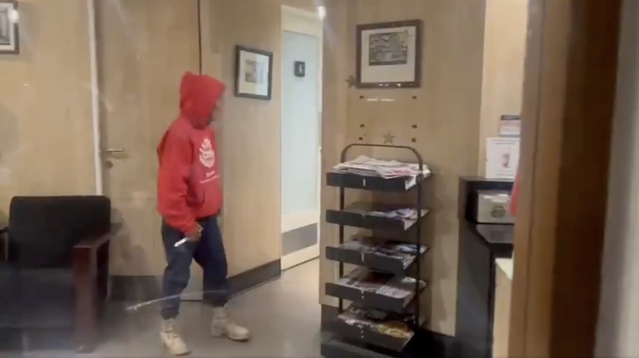 Mujer ingresa a una cafetería con un cuchillo