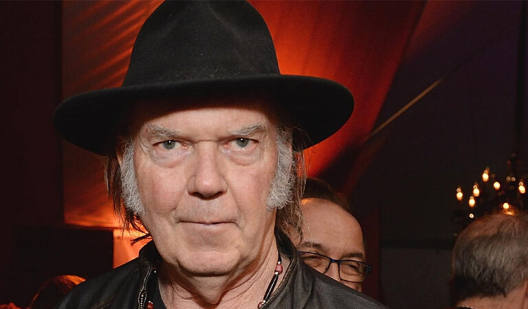 Neil Young confirma que tocará en Glastonbury 2025