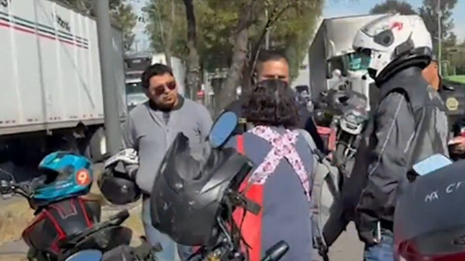 Tráiler se pasa el alto y atropella a motociclista en la Calzada Vallejo – Chilangadas