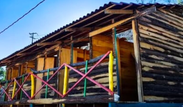 ¿Mejor nadota? Salgado Macedonio presume cabañas para damnificados por huracán John