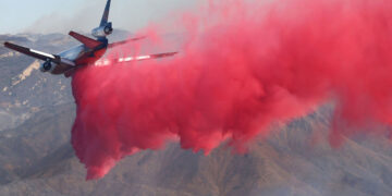 ¿Qué es el polvo rosa que están usando en los incendios de Los Ángeles y por qué podría ser peligroso?