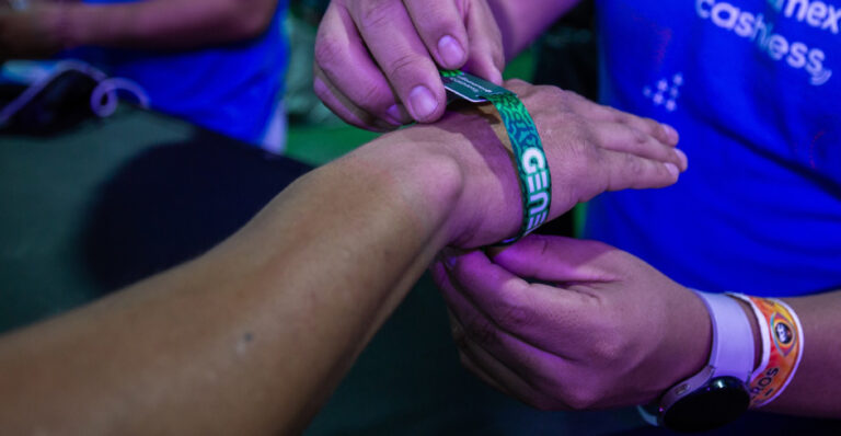 Profeco buscará regular las pulseras 'cashless' en festivales