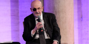 Declaran culpable al atacante de Salman Rushdie, autor de Los versos satánicos