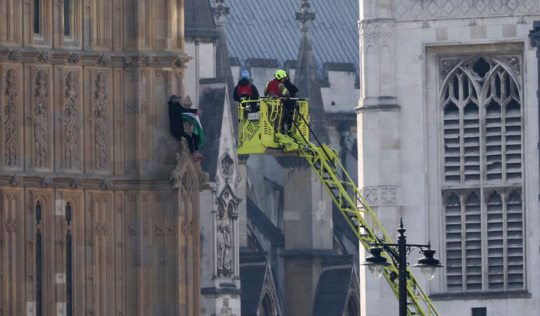 Detienen a hombre que pasó más de 16 horas trepado en el Big Ben con una bandera palestina