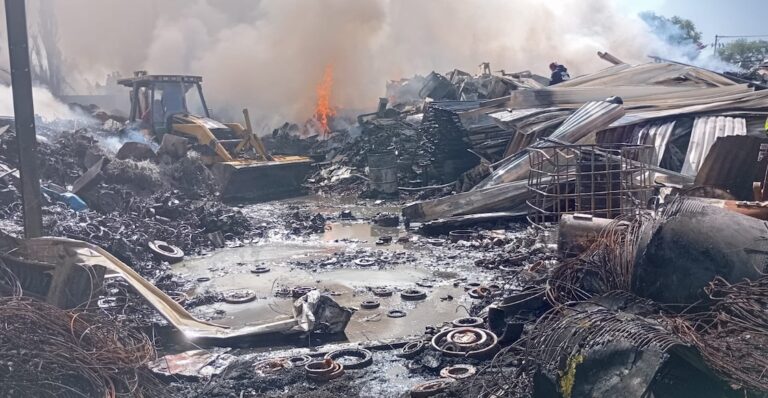 Incendio de desperdicios industriales en Xonacatlán, Edomex deja olor a plástico quemado