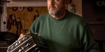 Conoce al afinador de instrumentos de Buenos Aires que mantiene vivas las tradiciones del tango en el mundo