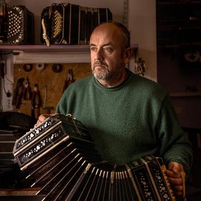Conoce al afinador de instrumentos de Buenos Aires que mantiene vivas las tradiciones del tango en el mundo