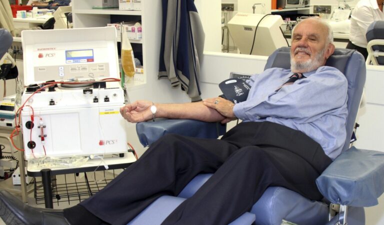 Falleció el hombre del brazo de Oro que salvó a 2,4 millones de bebés