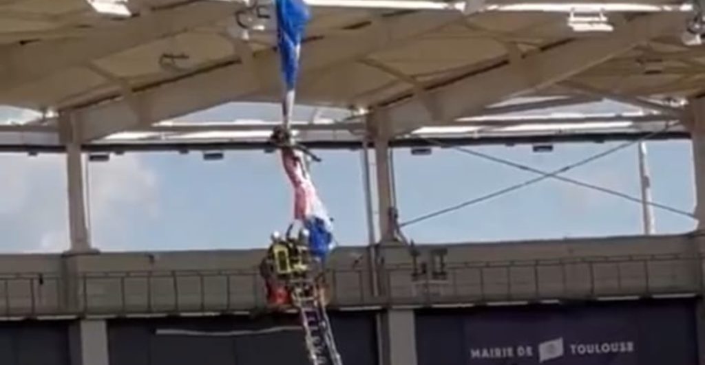 rescate-paracaidista-colgado-techo-estadio-frances-1