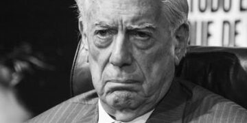 Quién fue Mario Vargas Llosa: un breve recorrido por su biografía a través de 5 datos