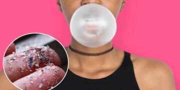 Masticar chicle podría aumentar tu exposición a microplásticos, revela un estudio piloto