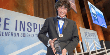 Un joven de 18 años acaba de ganar 250,000 dólares por descubrir 1.5 millones de nuevos objetos espaciales utilizando inteligencia artificial.