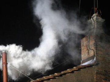 Cónclave: cómo se hace el humo blanco o negro en el Vaticano que revela la elección de un nuevo papa