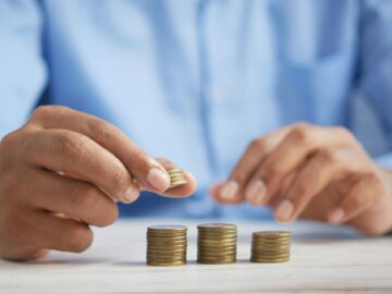 ¿Qué deducciones se toman en cuenta para calcular el salario neto?