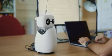 Este es «Reachy Mini», el robot de escritorio que busca democratizar la robótica