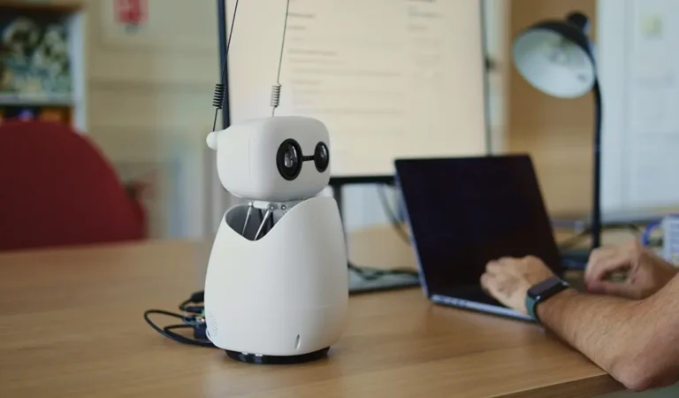Este es «Reachy Mini», el robot de escritorio que busca democratizar la robótica